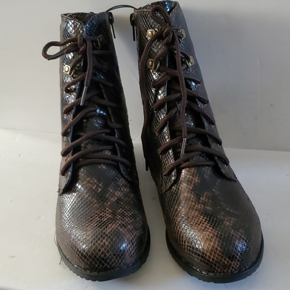 White Mountain Faux Snakeskin Combat Boots Size 9.5 EUC - Picture 3 of 9